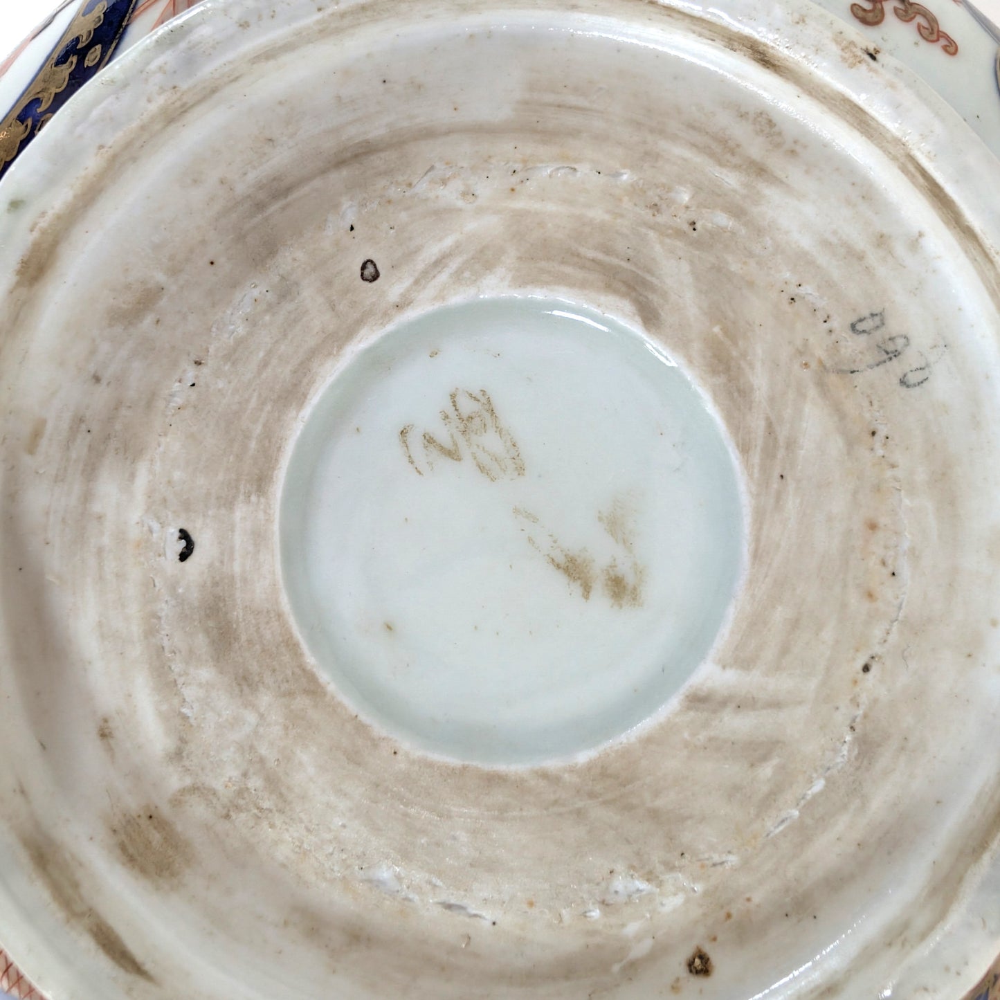 Signature effacée sous la base d’une jatte Imari japonaise ancienne.