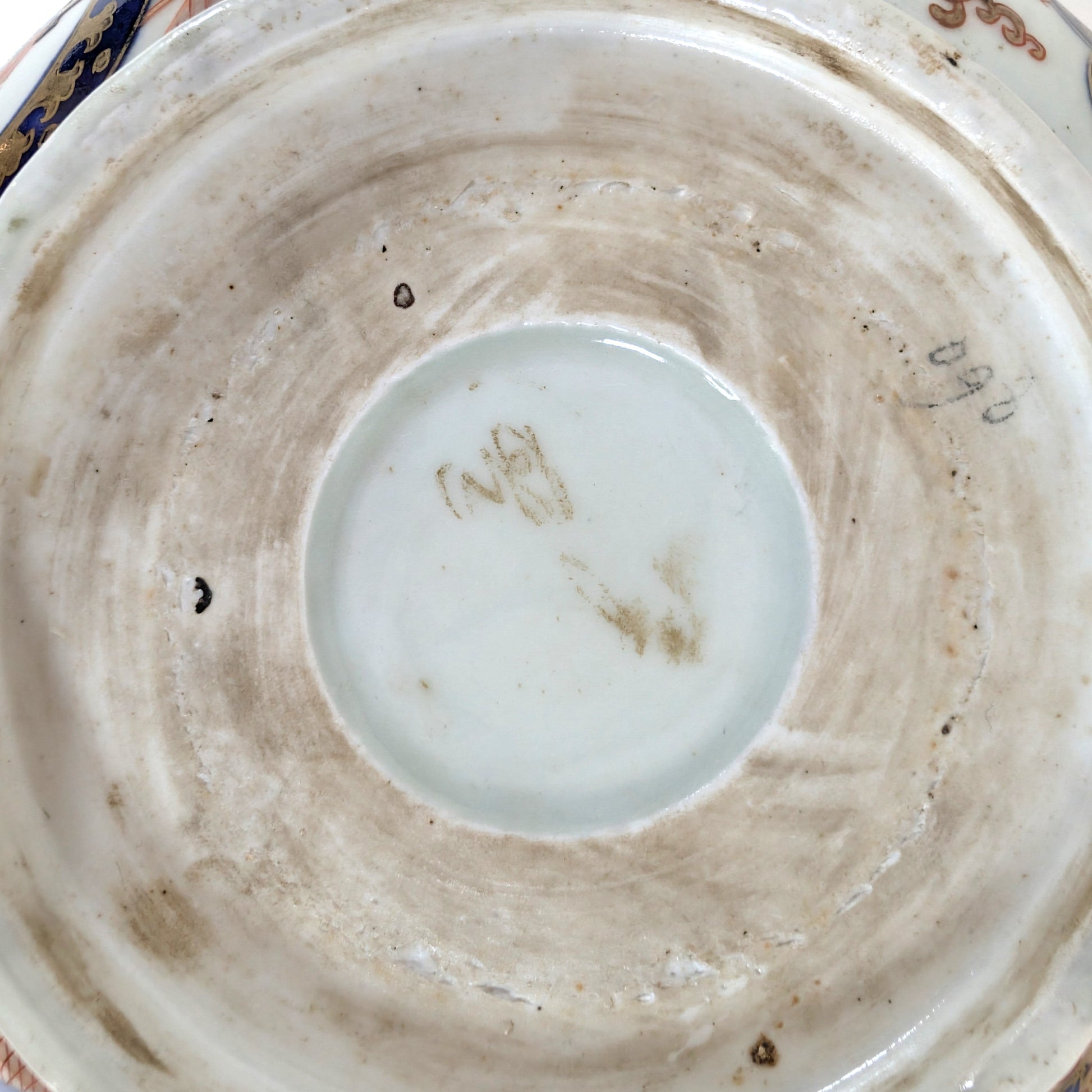 Signature effacée sous la base d’une jatte Imari japonaise ancienne.
