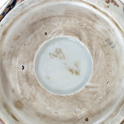 Signature effacée sous la base d’une jatte Imari japonaise ancienne.