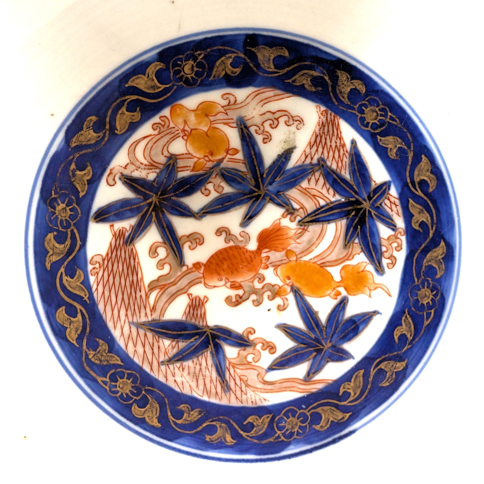 Médaillon intérieur de jatte japonaise Imari, poissons rouges et érables sur fond bleu et or.