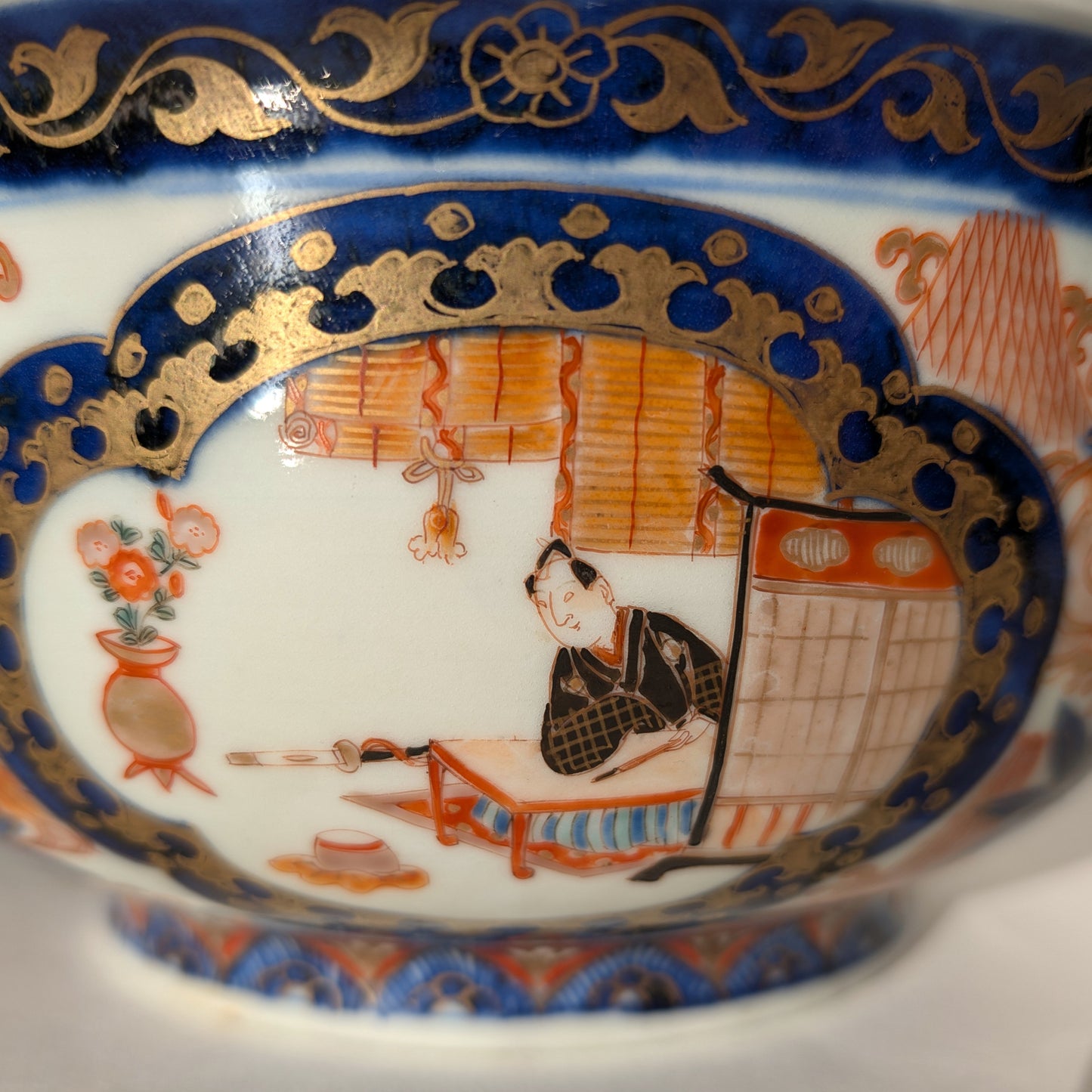 gros plan d'une scène peinte d’un homme noble japonais sur porcelaine Imari, jatte ancienne de la fin de l’époque Meiji.