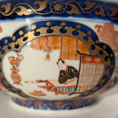 gros plan d'une scène peinte d’un homme noble japonais sur porcelaine Imari, jatte ancienne de la fin de l’époque Meiji.