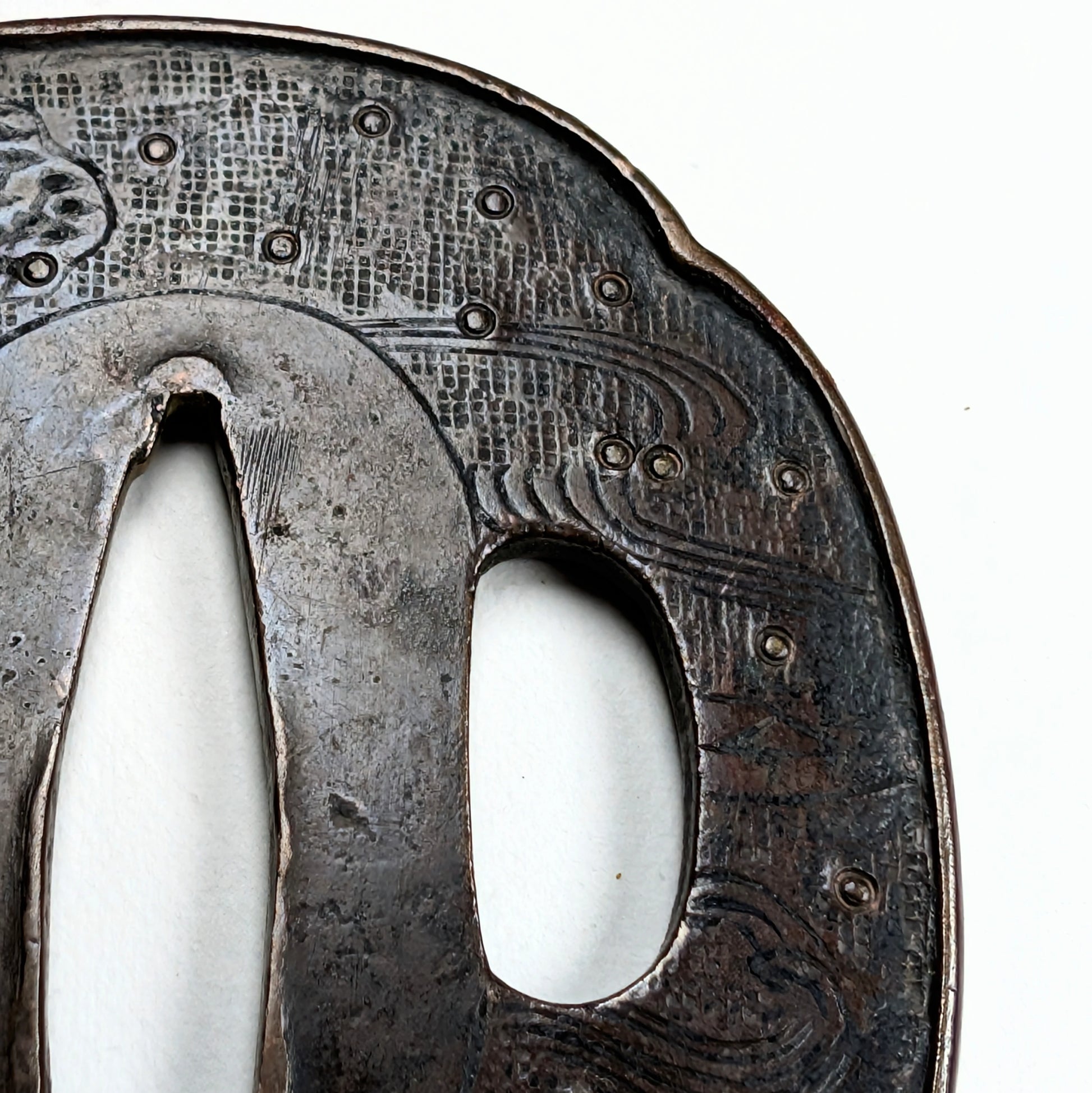 Gros plan sur la tsuba Edo tardif, gravure au kebori des vagues et bateau, style Shoami, fer forgé japonais.