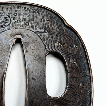 Gros plan sur la tsuba Edo tardif, gravure au kebori des vagues et bateau, style Shoami, fer forgé japonais.