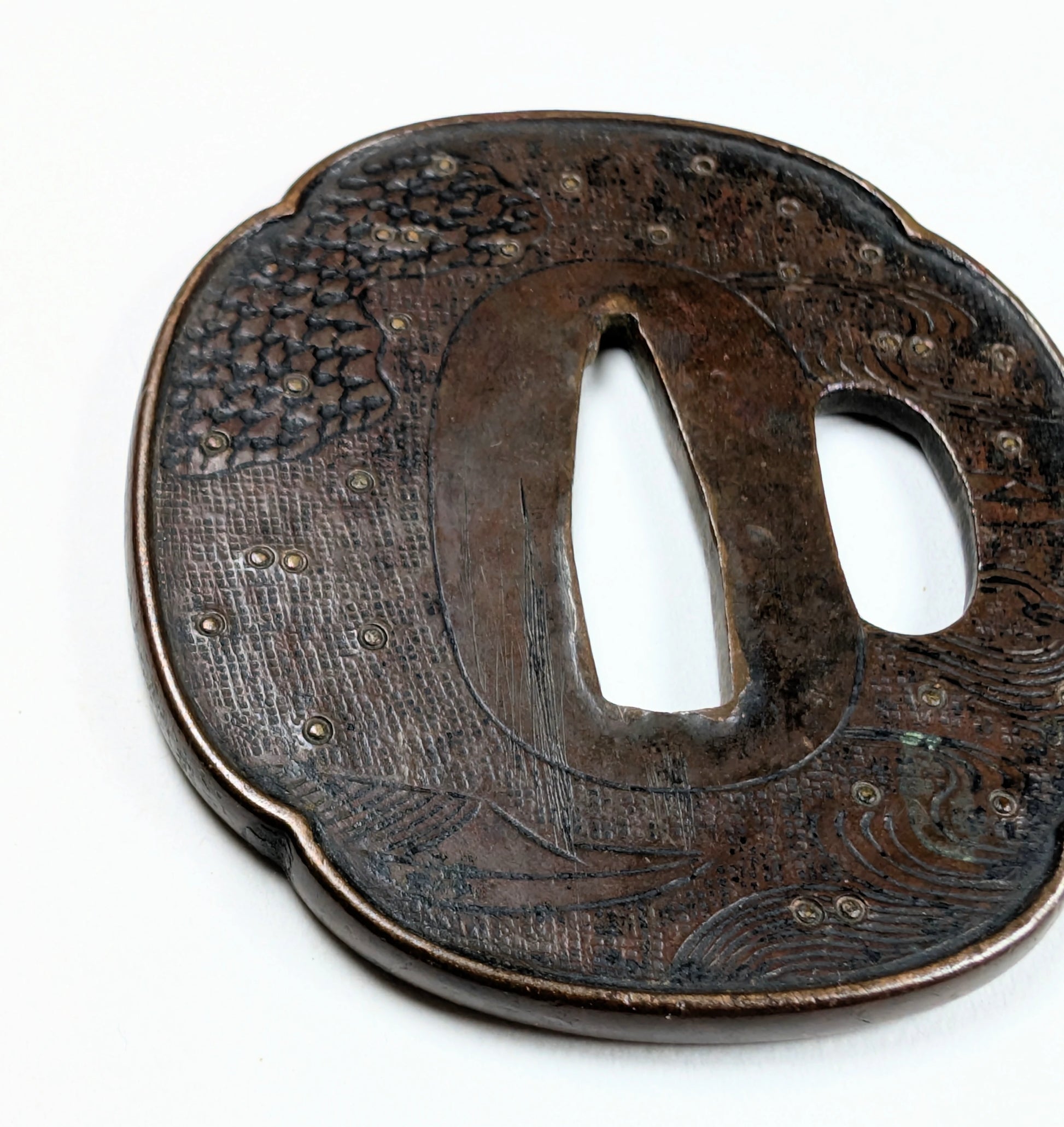 Détail de tsuba japonaise Edo tardif, gravure fine représentant des vagues et un bateau, travail Shoami en fer.