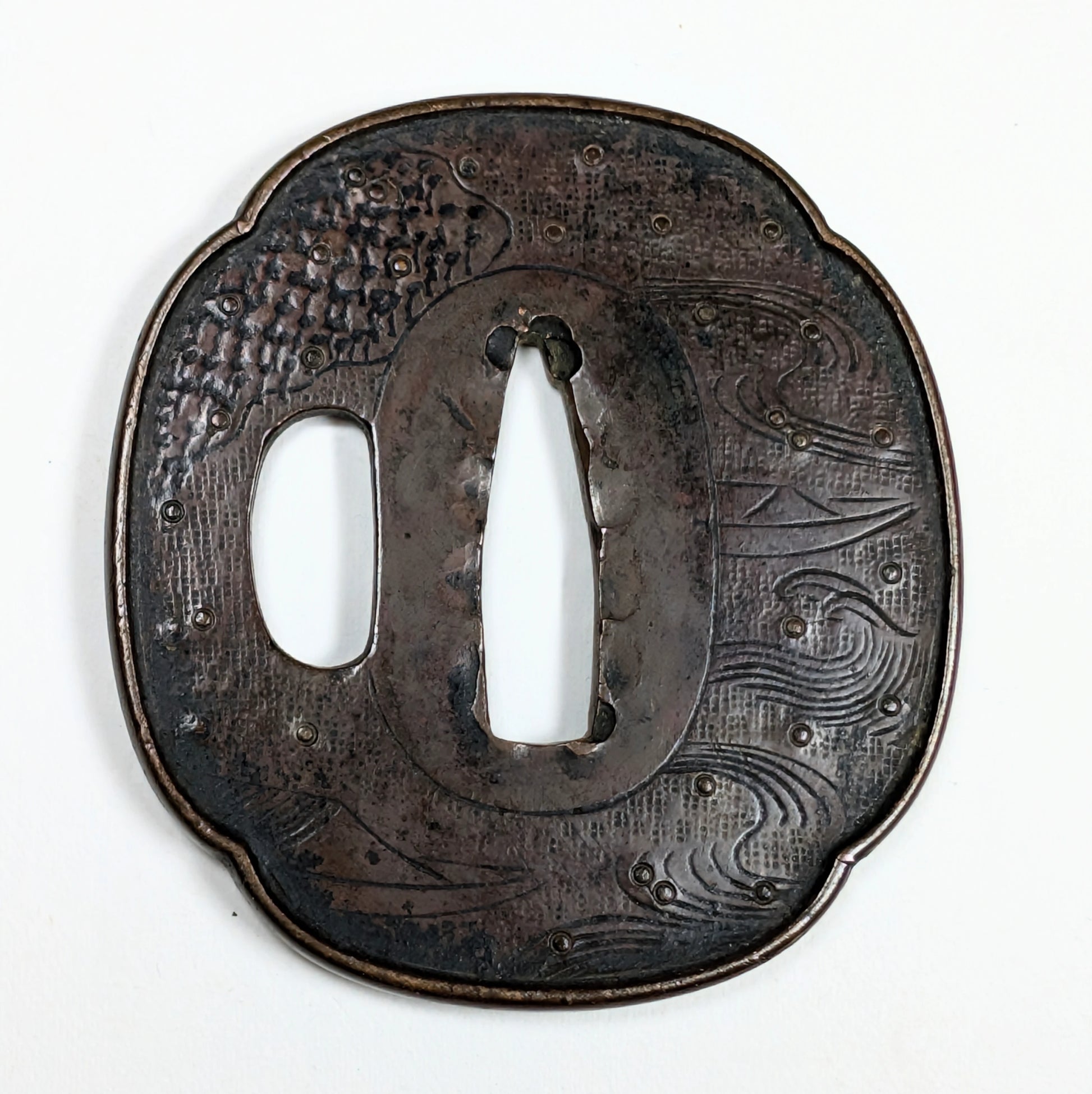 Tsuba antique japonaise Edo tardif, style Shoami, face avant avec décor de vagues et bateau gravé, mokko-gata en fer.