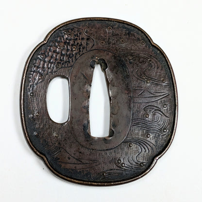 Tsuba antique japonaise Edo tardif, style Shoami, face avant avec décor de vagues et bateau gravé, mokko-gata en fer.