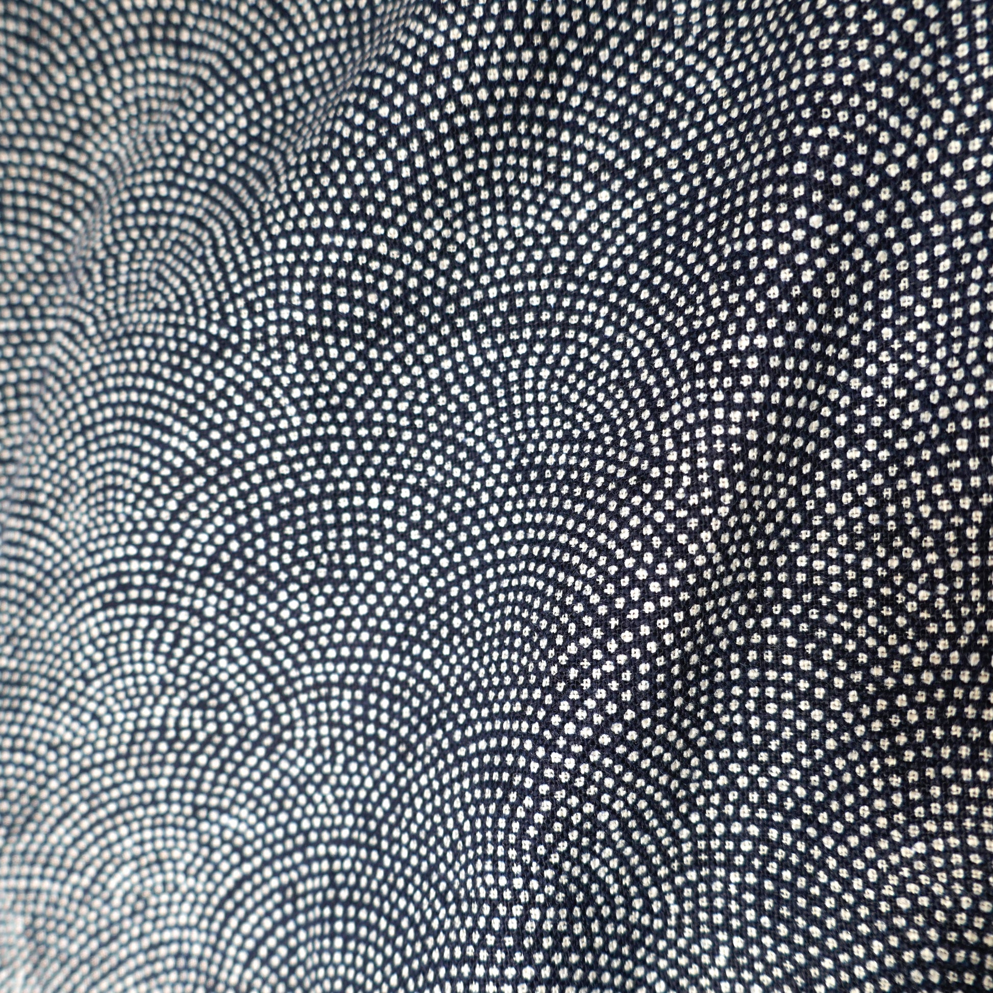 Détail du tissu samekomon d'une veste kimono haori bleue, pointillés blancs traditionnels japonais