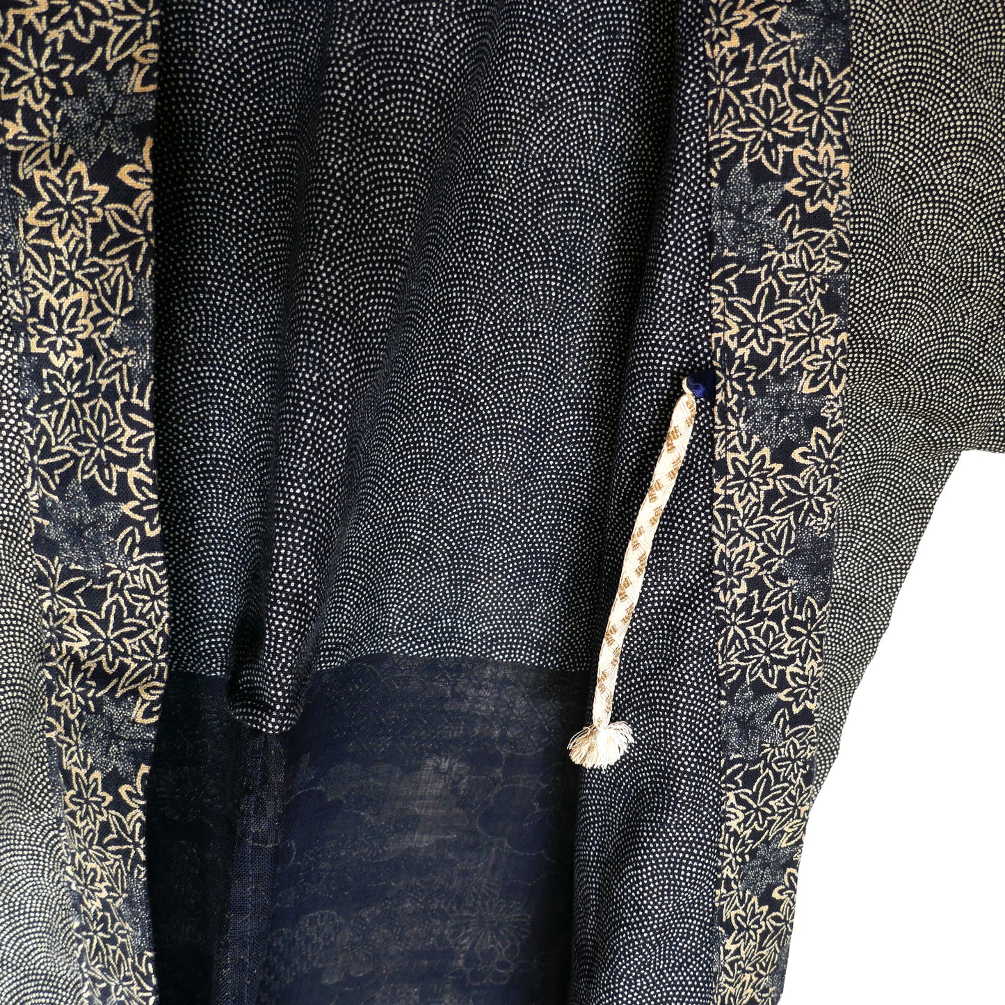 Détail intérieur d'une veste kimono haori avec attache traditionnelle himo, motif samekomon