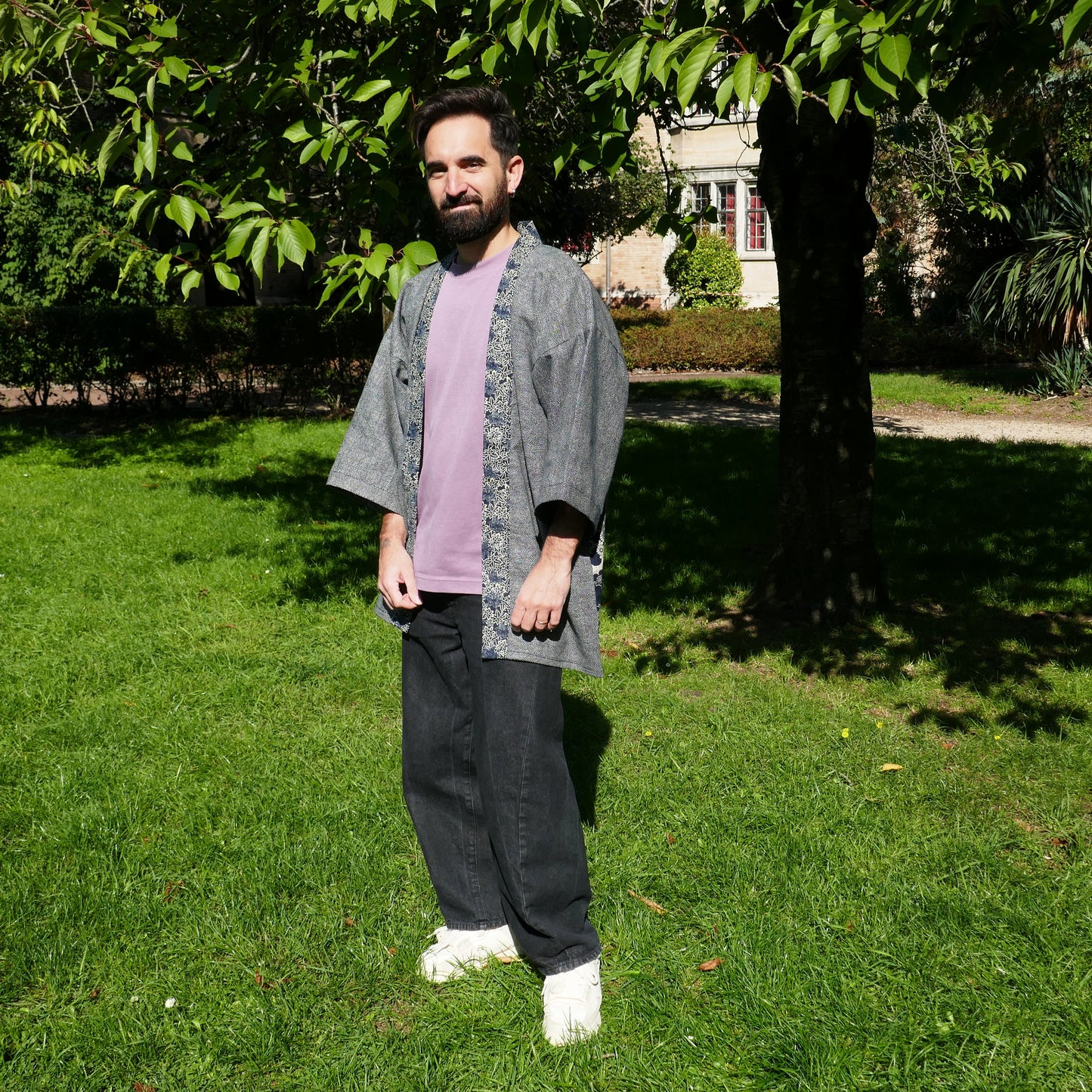 Veste kimono haori portée par un homme, vue de face, coupe ample et unisexe