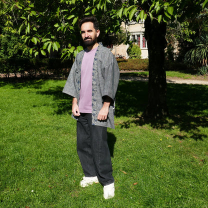 Veste kimono haori portée par un homme, vue de face, coupe ample et unisexe
