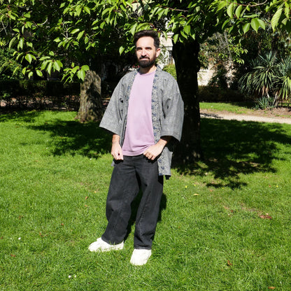Veste kimono haori portée par un homme, vue de face, coupe ample et fluide