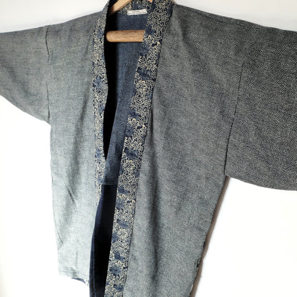 Veste kimono haori vue de dos en biais, contrastes entre tissu samekomon et empiècement traditionnel