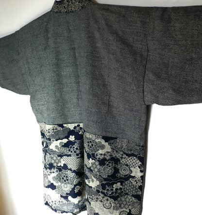 Veste kimono haori vue de dos en biais, contrastes entre tissu samekomon et empiècement traditionnel