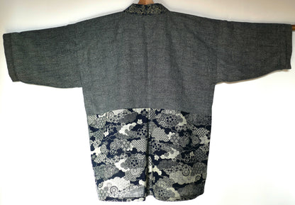Veste kimono haori vue de dos en biais, contrastes entre tissu samekomon et empiècement traditionnel