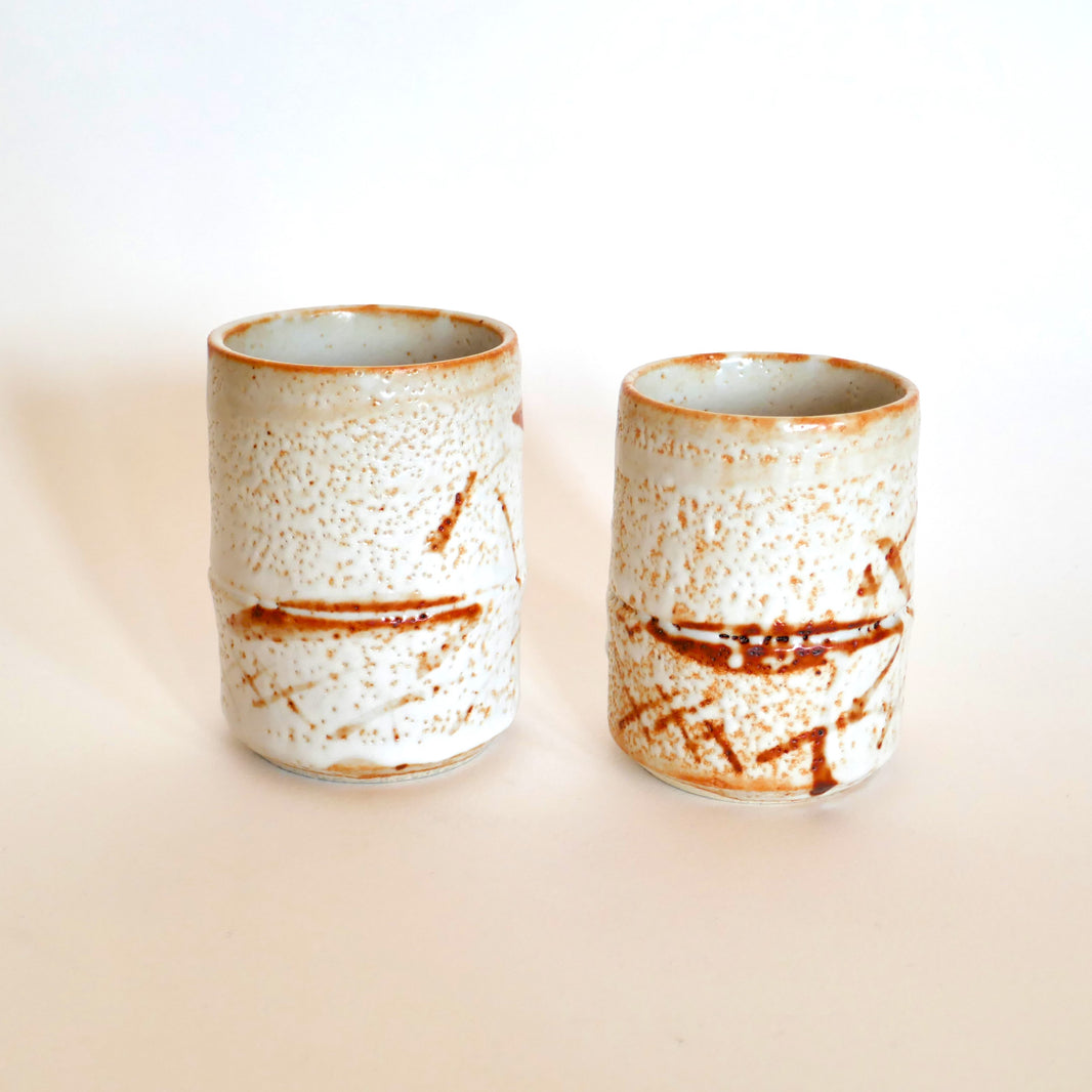 Vue de face de deux tasses japonaises en céramique Shino-yaki, artisanat de Tajimi.