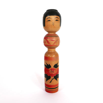 Kokeshi traditionnelle Tsugaru artisanale par Sato Yoshiki, vue de face avec motif floral rouge