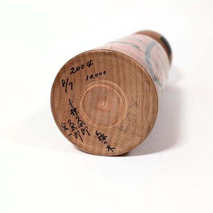 Base d’une kokeshi japonaise ancienne avec inscription de la lignée Ogura, bois de yamazakura, époque Shōwa