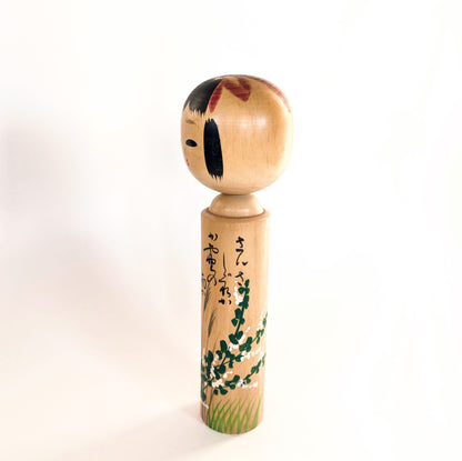 Kokeshi japonaise ancienne de Sendai signée Usuki Hakuhō, motifs d’automne, profil gauche