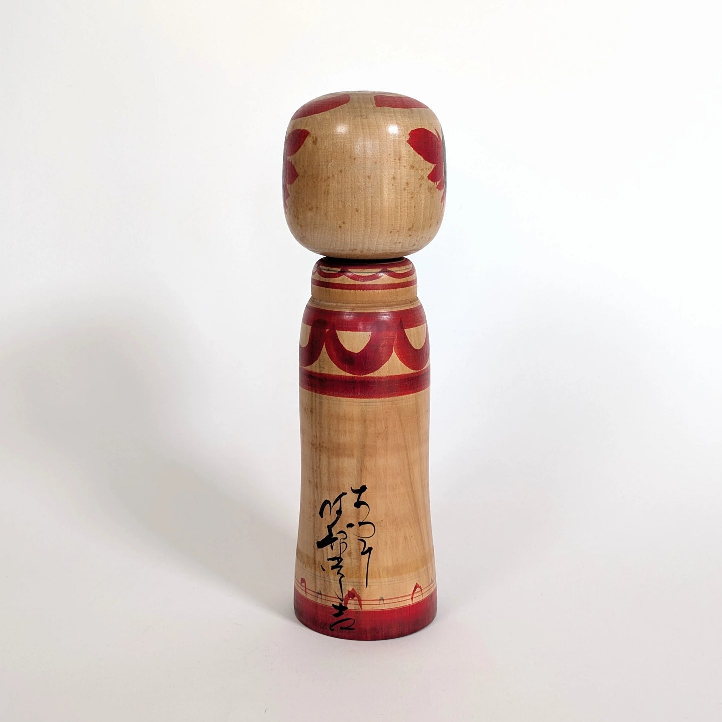 Dos d’une kokeshi japonaise ancienne signée Abe Tsunekichi (阿部常吉), époque Shōwa, artisan maître de l’école Zao