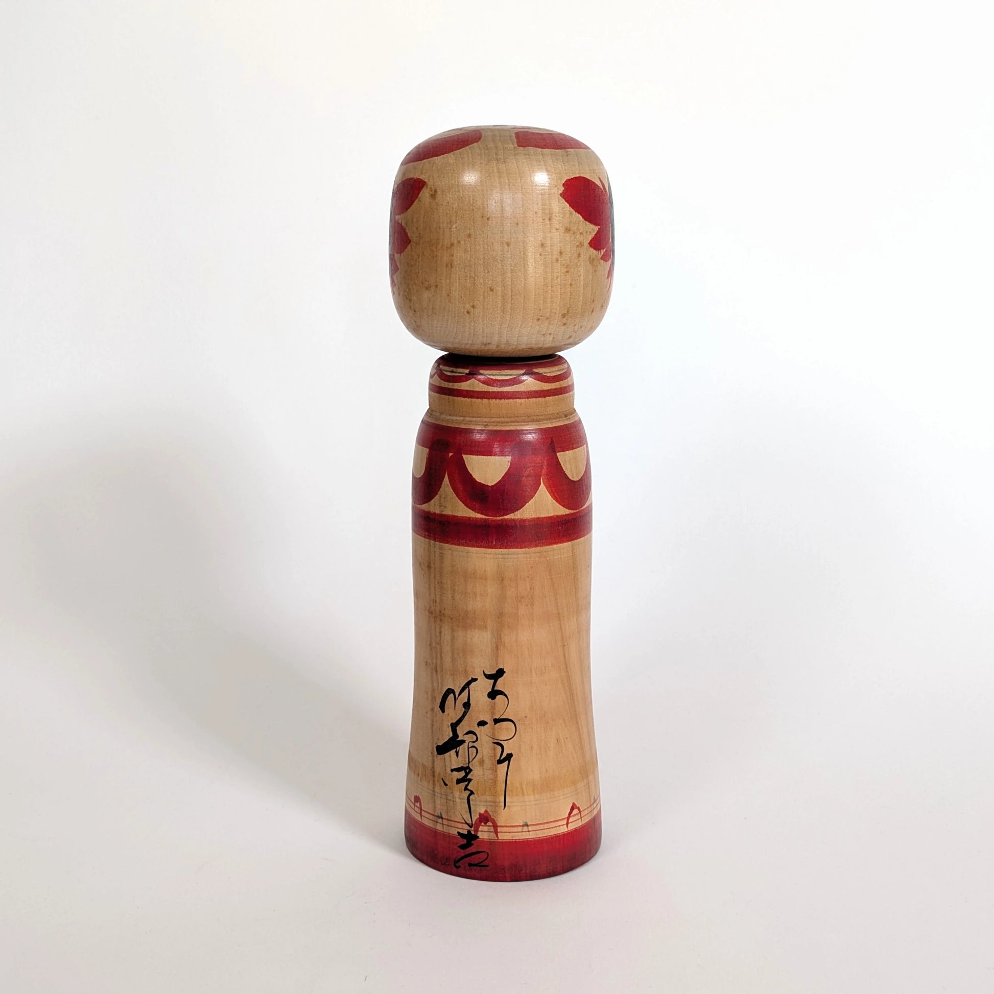 Dos d’une kokeshi japonaise ancienne signée Abe Tsunekichi (阿部常吉), époque Shōwa, artisan maître de l’école Zao