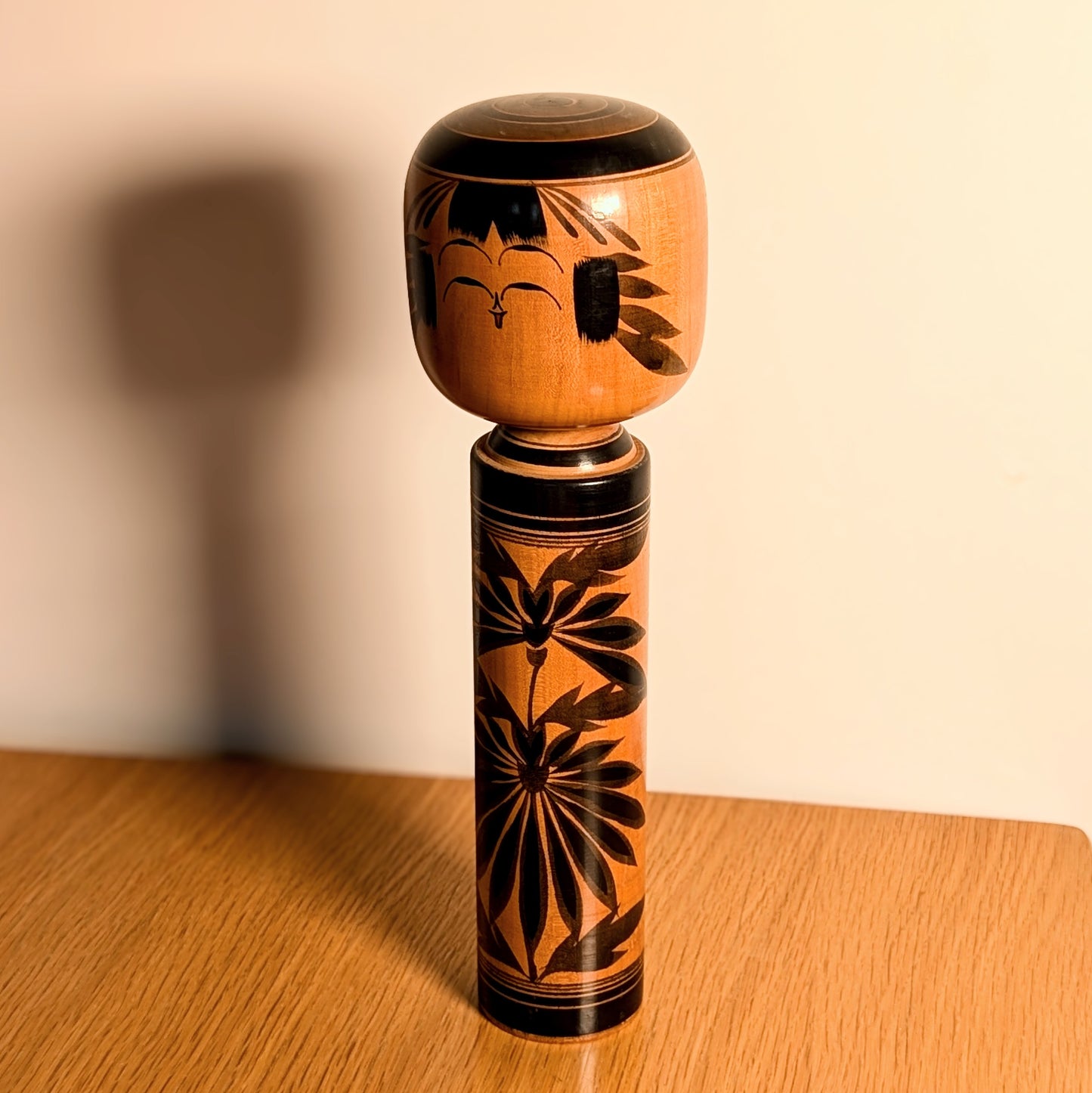 kokeshi ancienne par Takafuji Yukichi motif kiku chrysanthème art populaire japonais