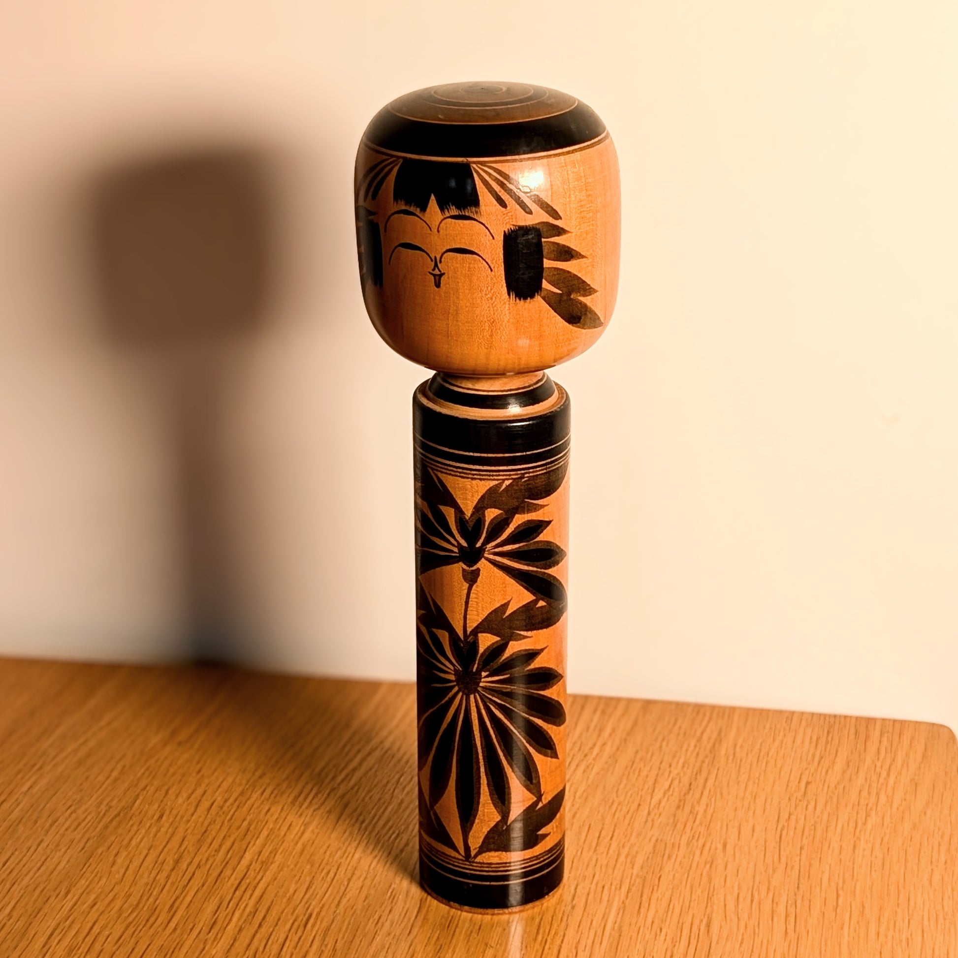 kokeshi ancienne par Takafuji Yukichi motif kiku chrysanthème art populaire japonais