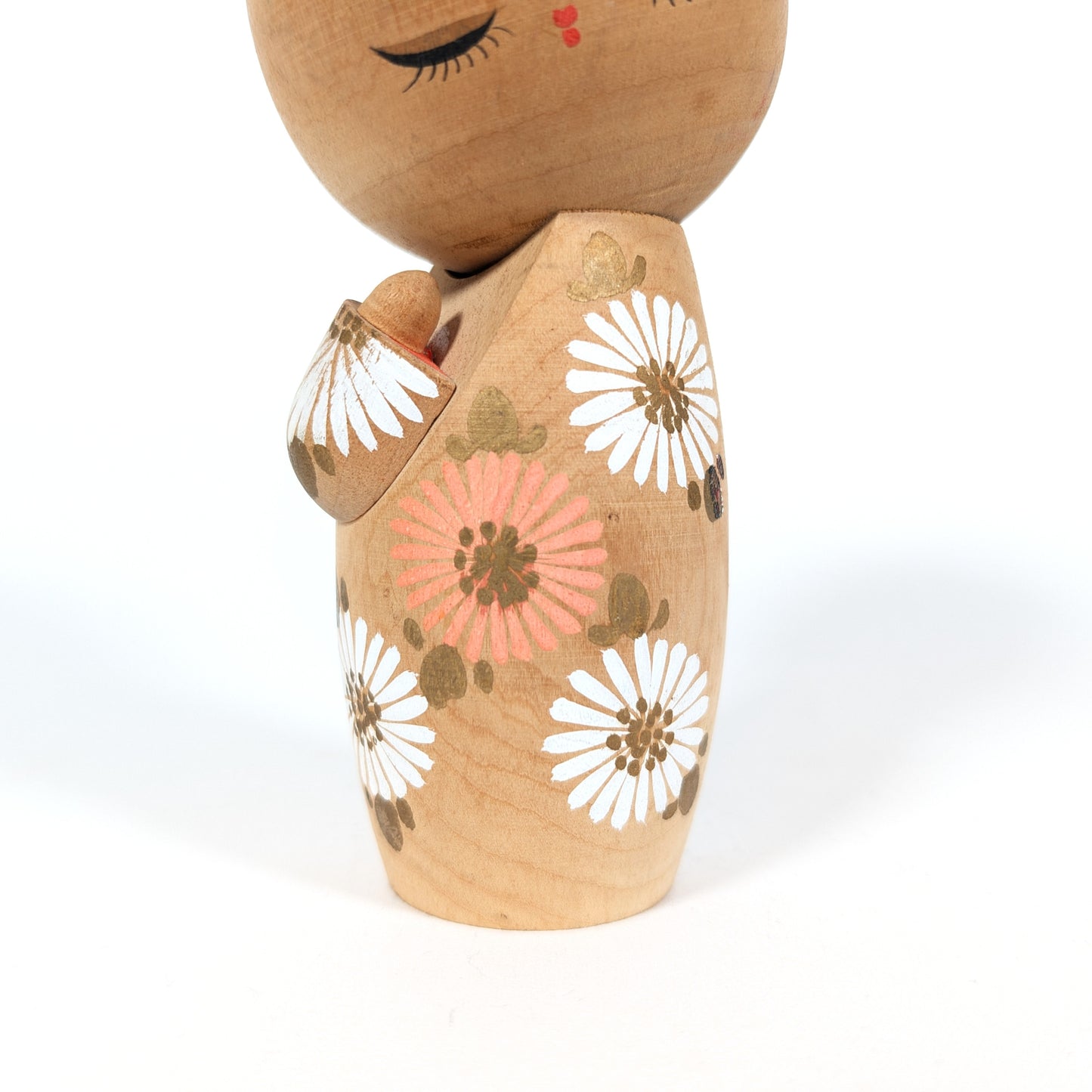 kokeshi motif fleurs marguerite hinagiku peinture artisanale japonaise sur bois naturel par aoki ryoka