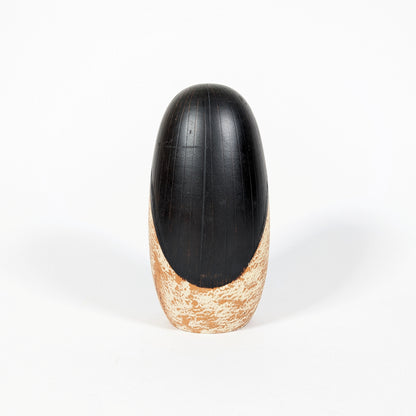Dos de la kokeshi japonaise vintage Shôzan, avec sa longue chevelure noire sculptée et le décor blanc moucheté de son kimono.