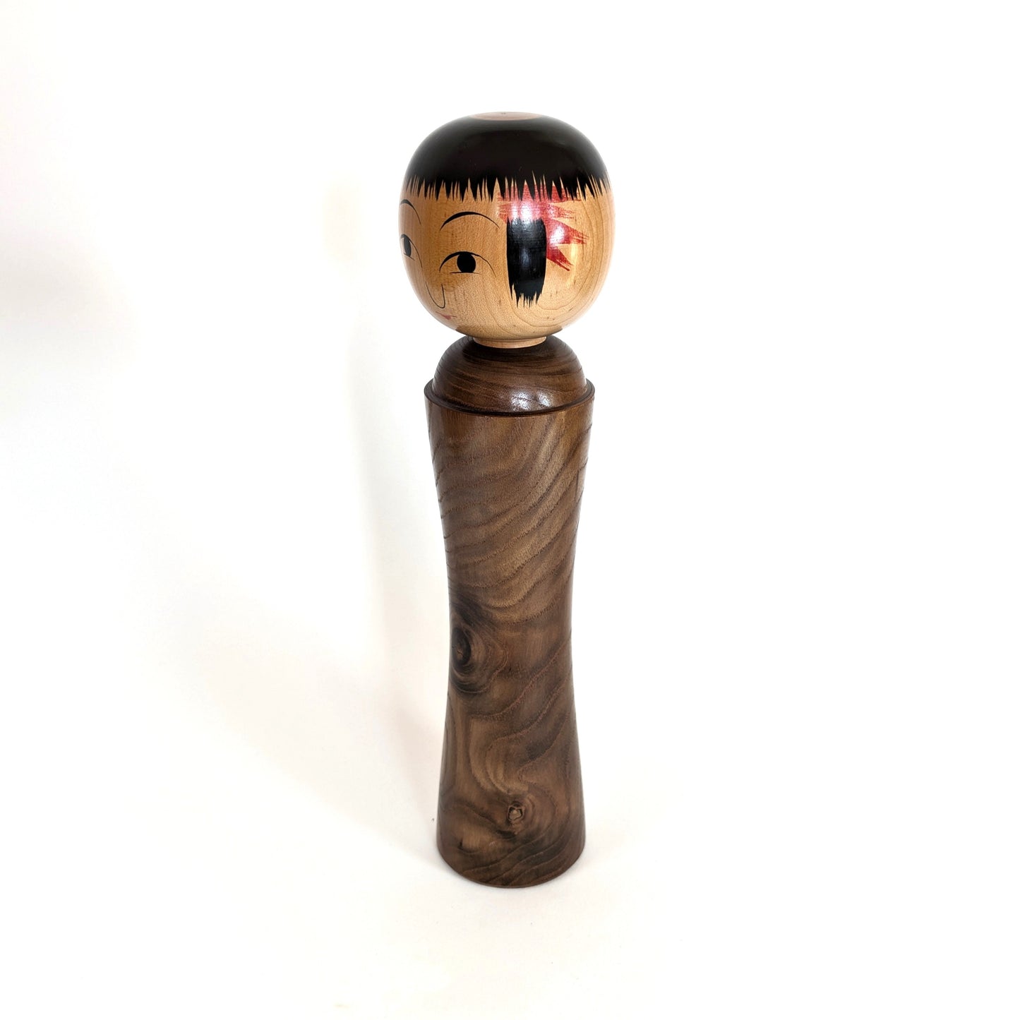 Poupée kokeshi Oshin en bois sculpté, vue 3/4 gauche, artisan Mamoru Izu