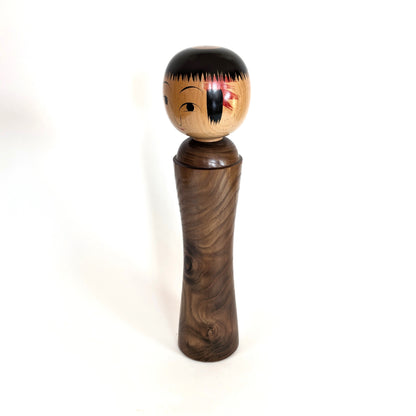 Poupée kokeshi Oshin en bois sculpté, vue 3/4 gauche, artisan Mamoru Izu