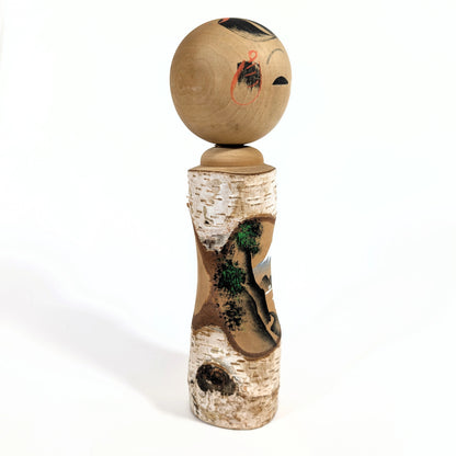 Kokeshi japonaise vintage en bois de bouleau, peinture artisanale du Mont Fuji et de la région des lacs – époque Shōwa, objet de collection authentique.