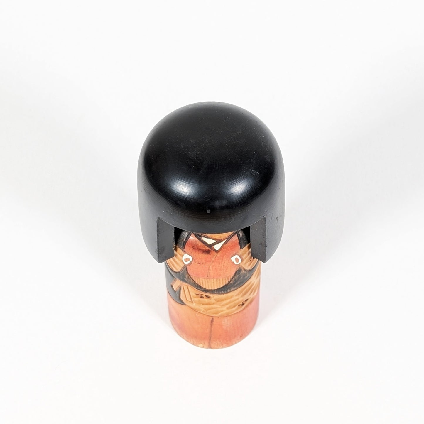 Vue du dessus d’une kokeshi artisanale japonaise en bois tourné avec finition lisse