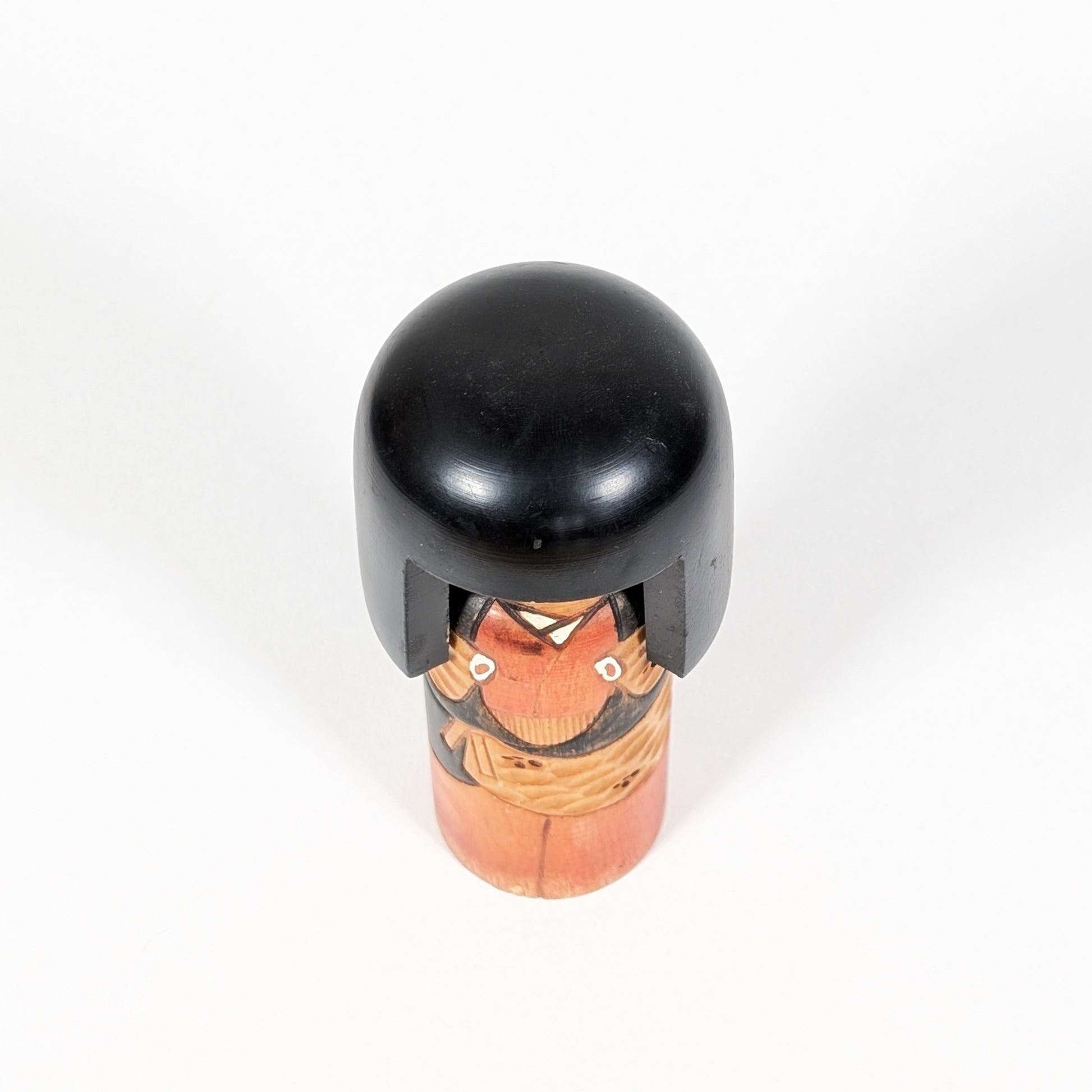 Vue du dessus d’une kokeshi artisanale japonaise en bois tourné avec finition lisse