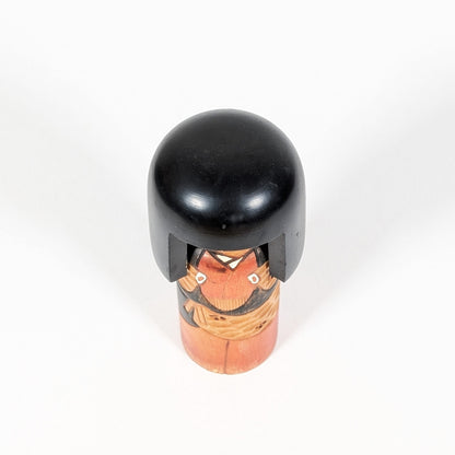 Vue du dessus d’une kokeshi artisanale japonaise en bois tourné avec finition lisse