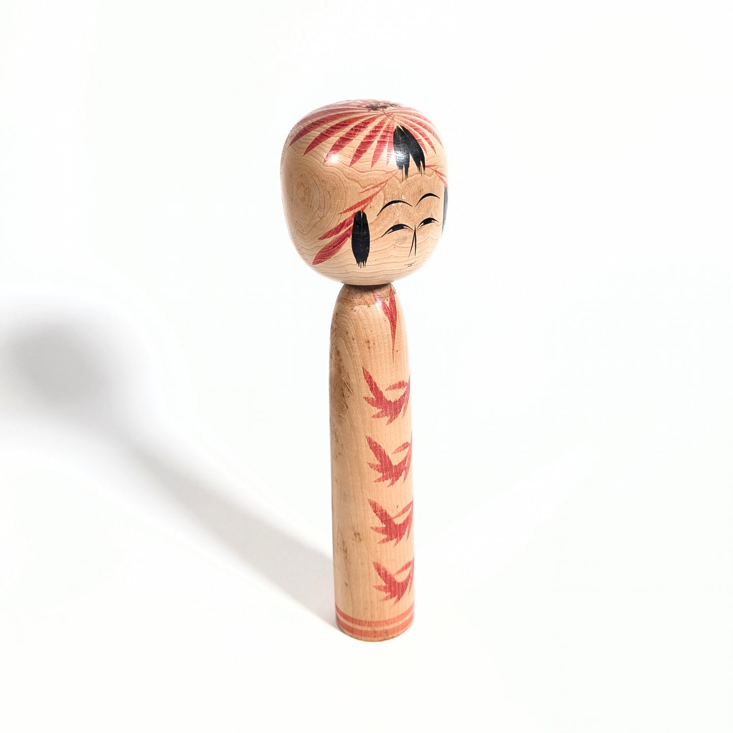Kokeshi artisanale japonaise de style Togatta réalisée par l’artisan Sato Tomio