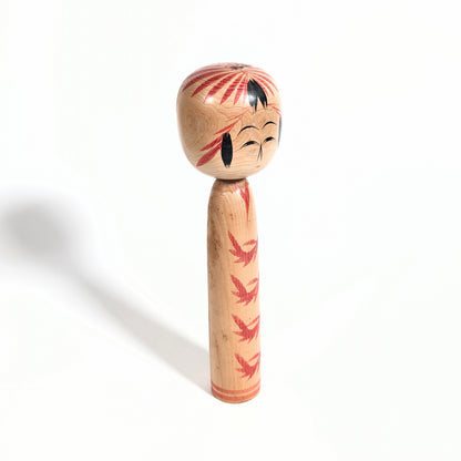 Kokeshi artisanale japonaise de style Togatta réalisée par l’artisan Sato Tomio