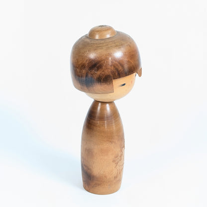 Kokeshi artisanale japonaise de Shōei Fujikawa, visage peint et large coiffure sculptée en bois
