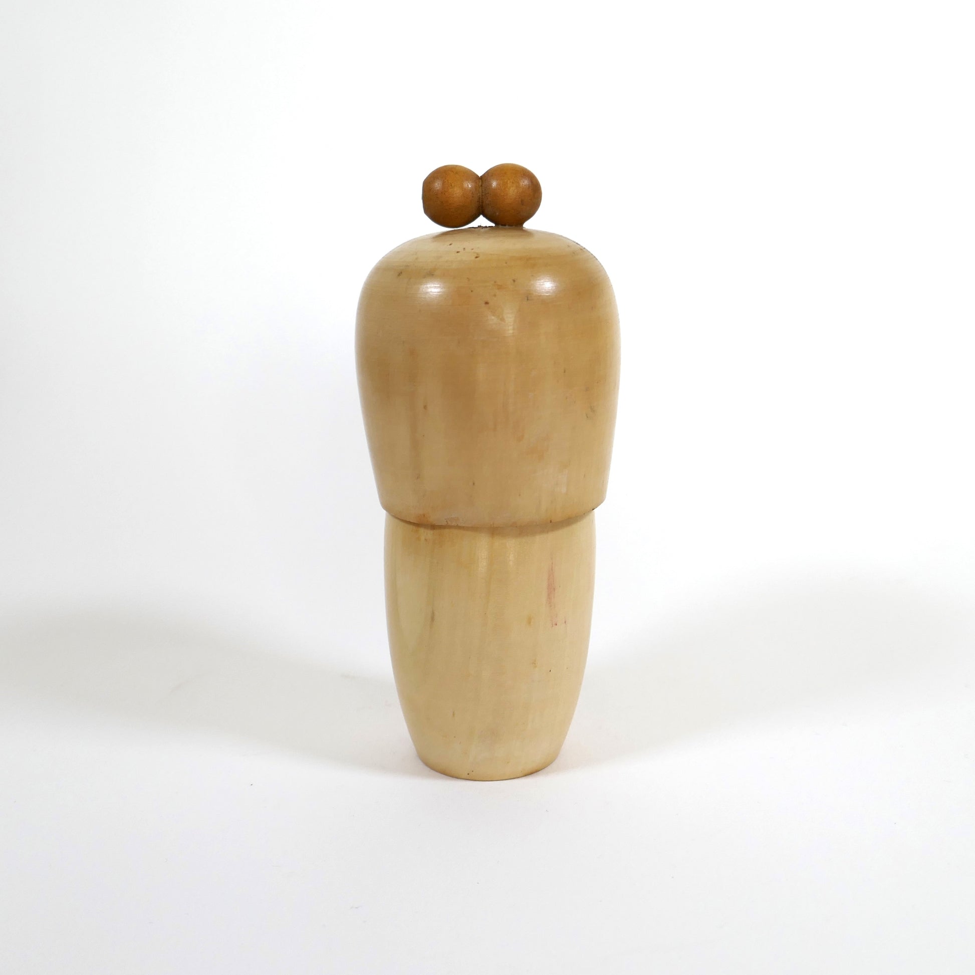 Kokeshi vintage de l’ère Shōwa — dos de la poupée en bois japonaise, coiffure laquée et kimono peint par Shigemi Tanaka.