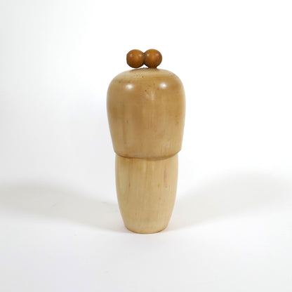 Kokeshi vintage de l’ère Shōwa — dos de la poupée en bois japonaise, coiffure laquée et kimono peint par Shigemi Tanaka.