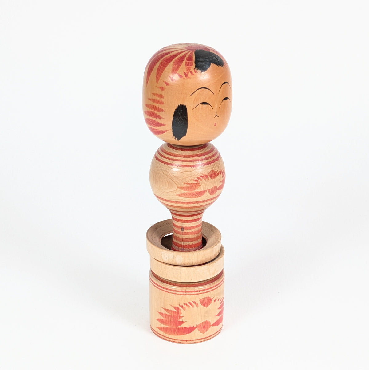 Kokeshi authentique du Japon de style Tōgatta, datée de 1976, avec deux anneaux mobiles.