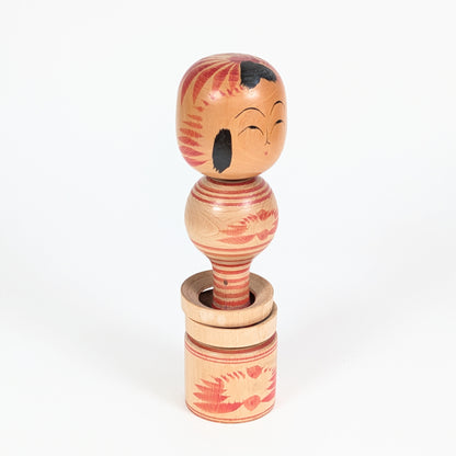 Kokeshi authentique du Japon de style Tōgatta, datée de 1976, avec deux anneaux mobiles.