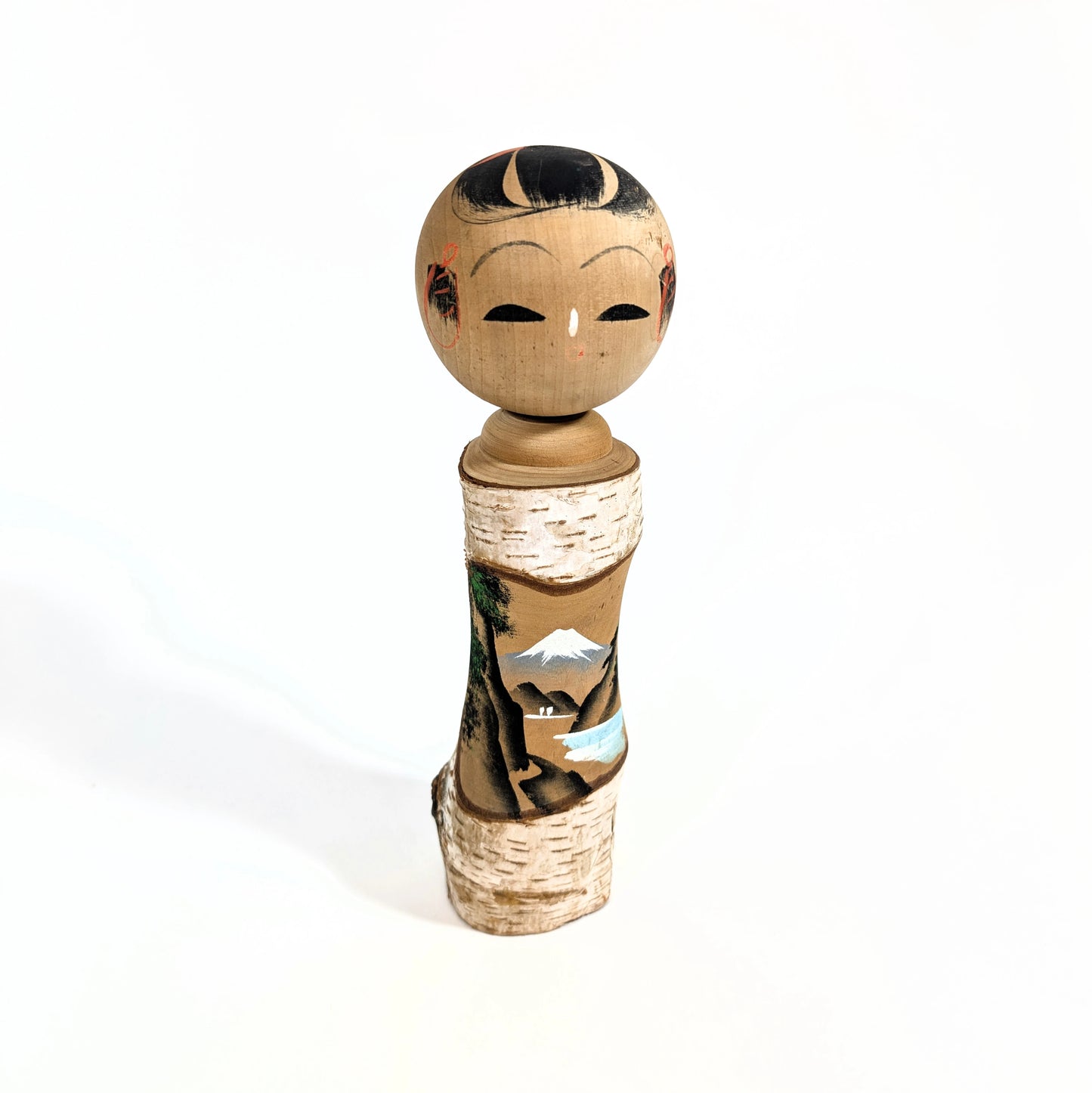 Kokeshi artisanale sculptée dans du bouleau, décor traditionnel du Mont Fuji – objet de collection japonais authentique.