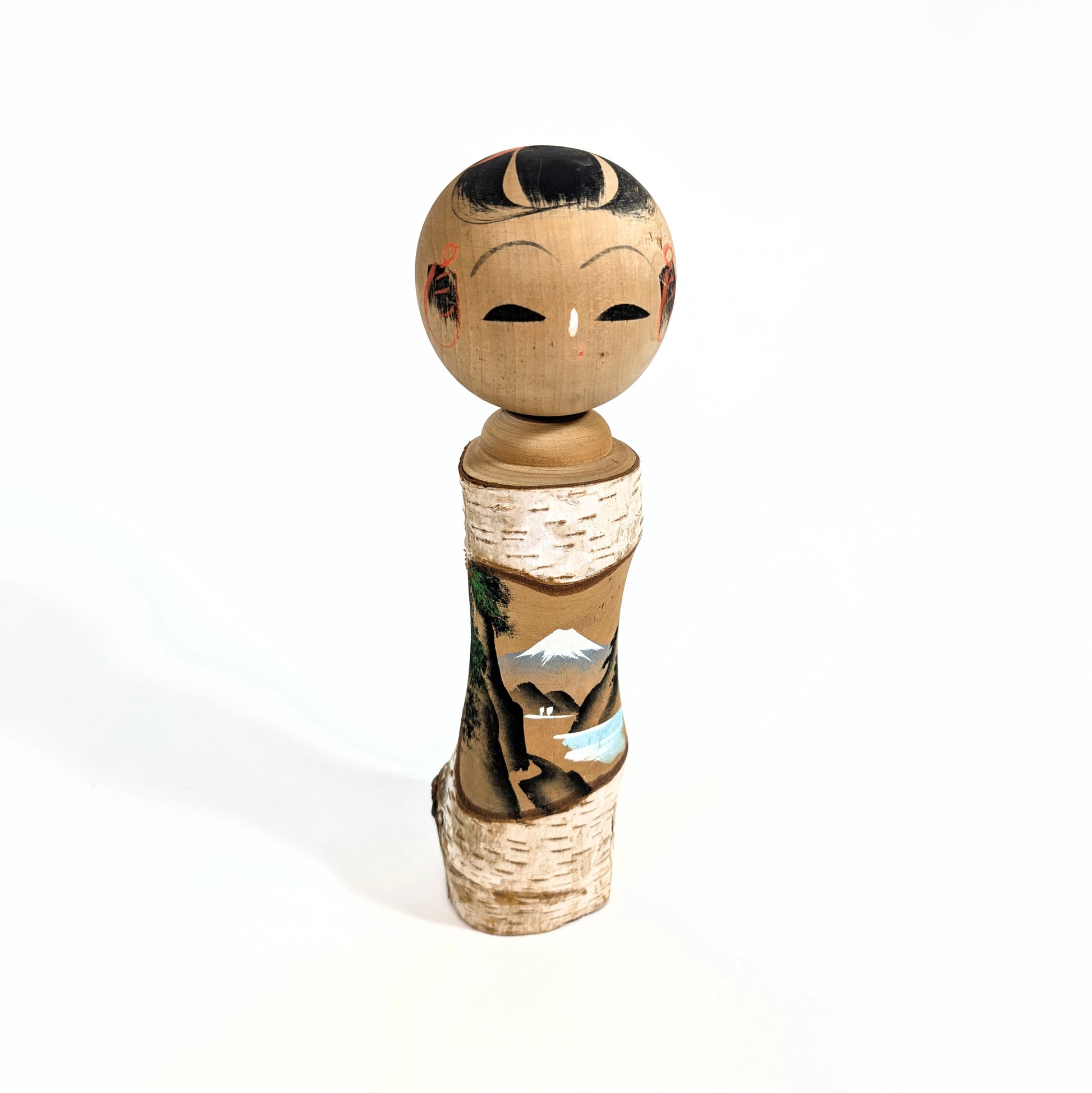 Kokeshi artisanale sculptée dans du bouleau, décor traditionnel du Mont Fuji – objet de collection japonais authentique.