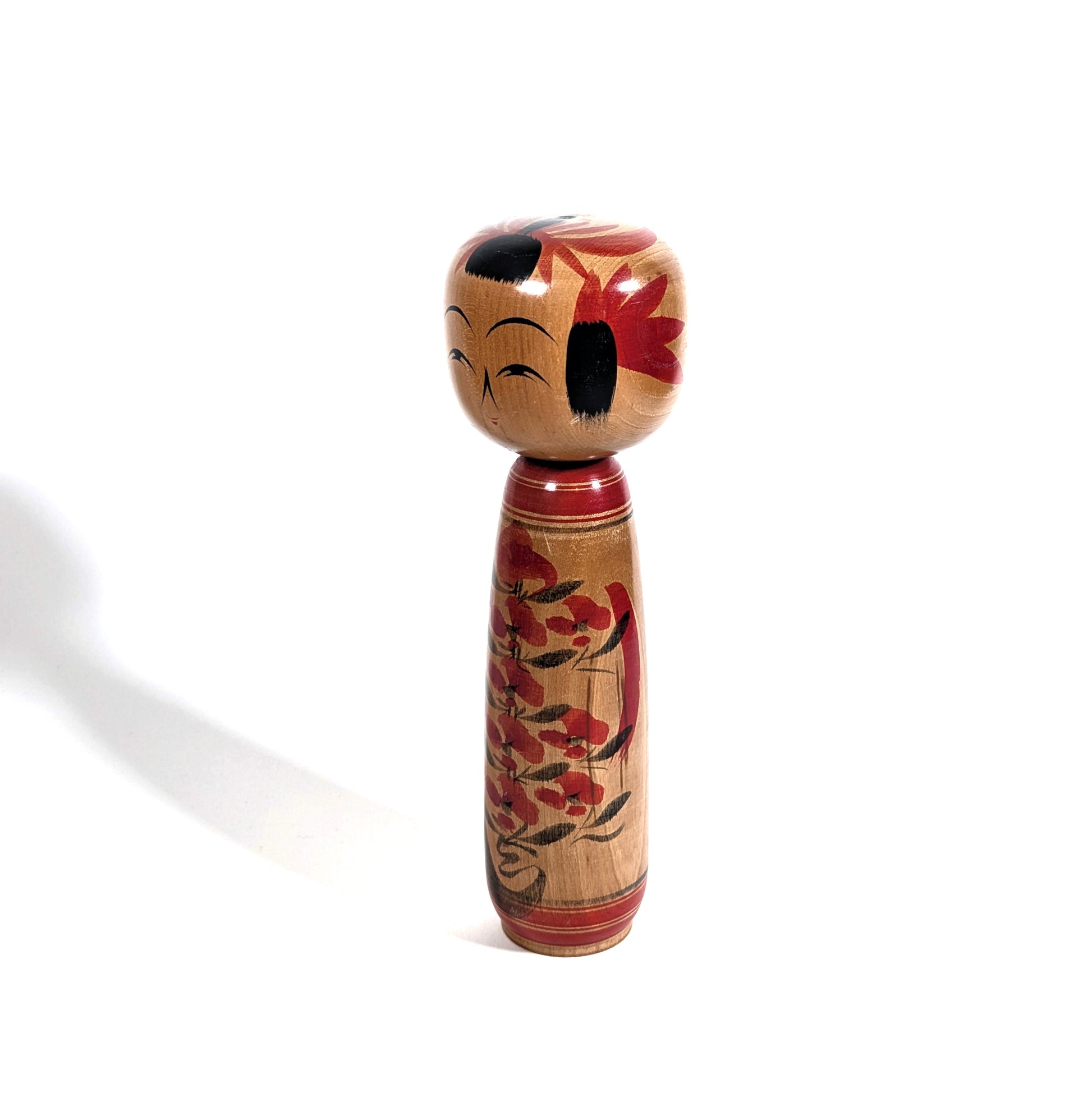 Profil de kokeshi japonaise en bois tourné, artisanat japonais ancien, école Yamagata, poupée kokeshi période Showa peinte à la main
