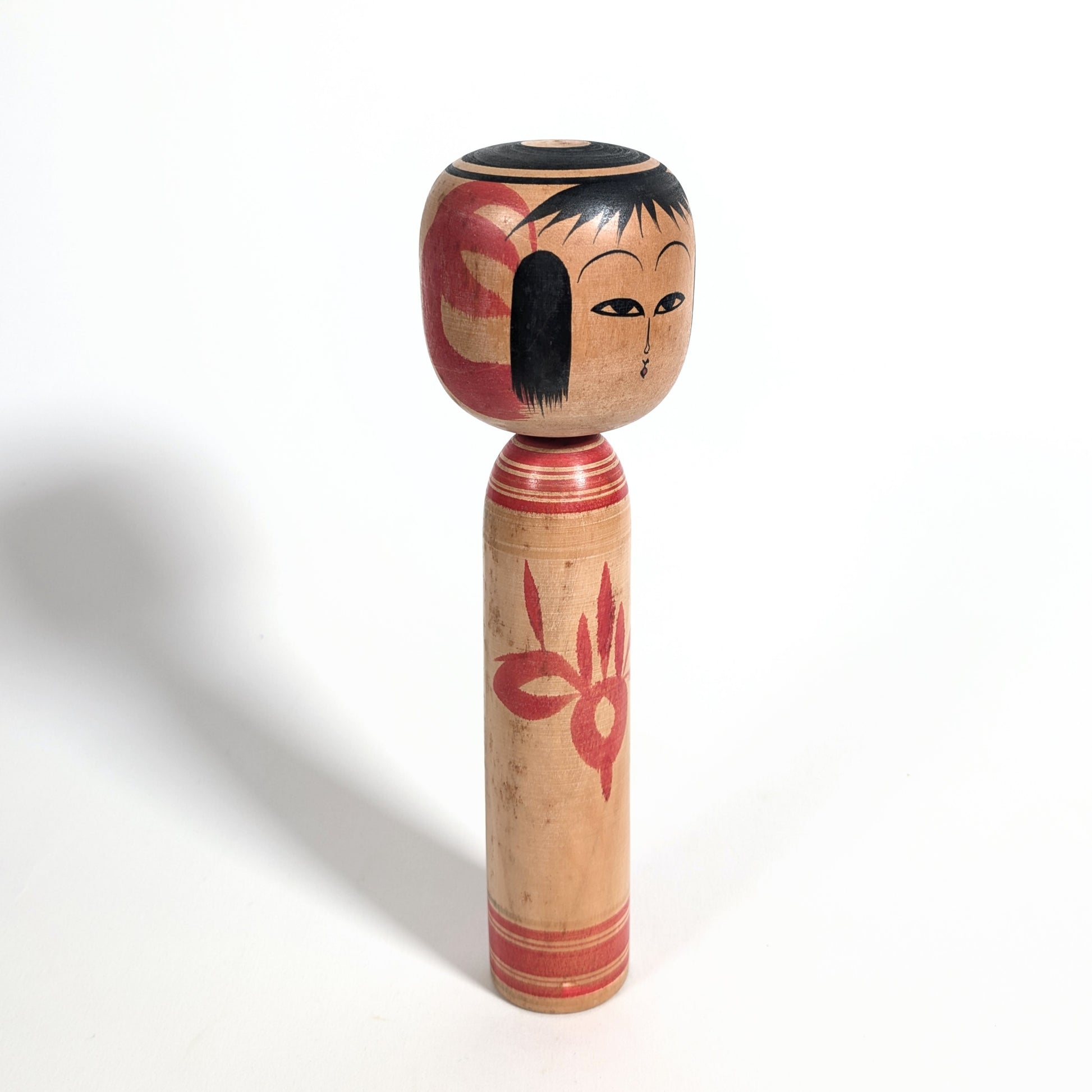 Grande kokeshi japonaise traditionnelle en bois naturel provenant de la tradition Tsuchiyu de Fukushima.