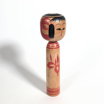 Grande kokeshi japonaise traditionnelle en bois naturel provenant de la tradition Tsuchiyu de Fukushima.