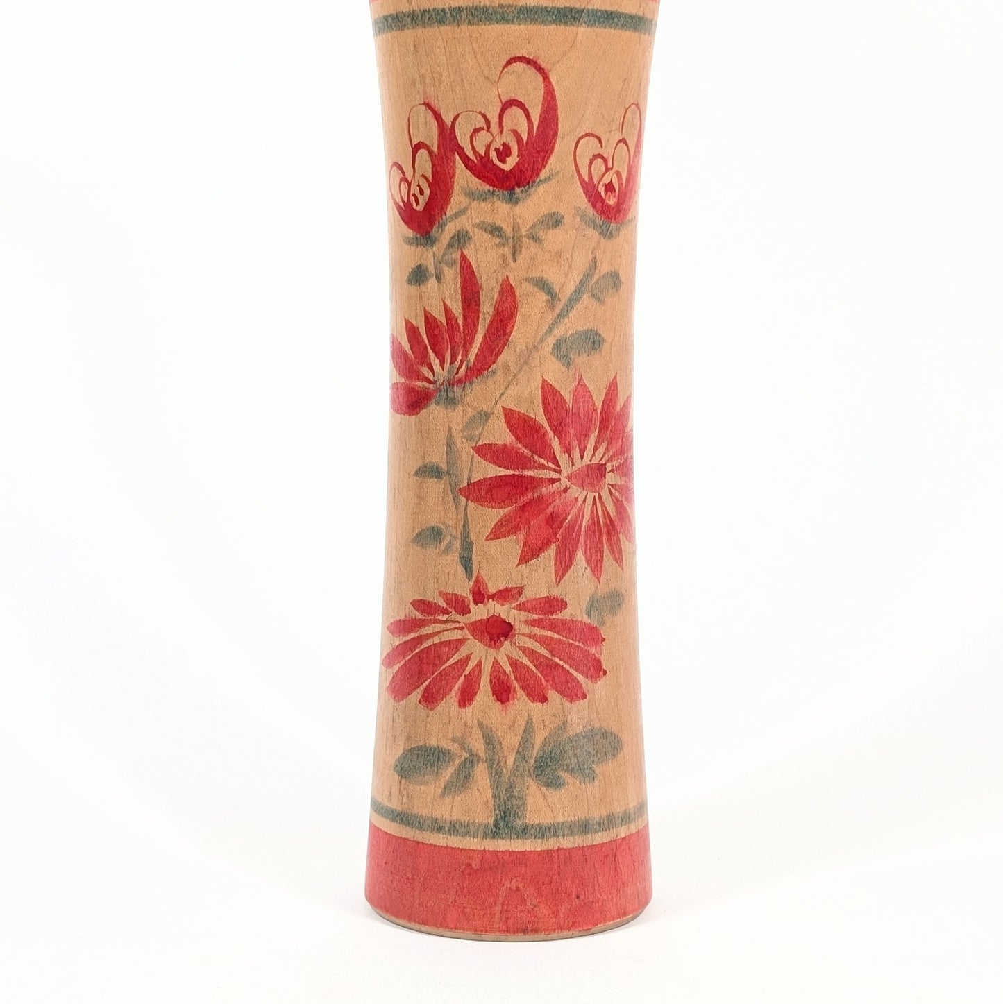 Détail des chrysanthèmes rouges kiku peints à la main sur une kokeshi japonaise en bois style Ginzan Oshin