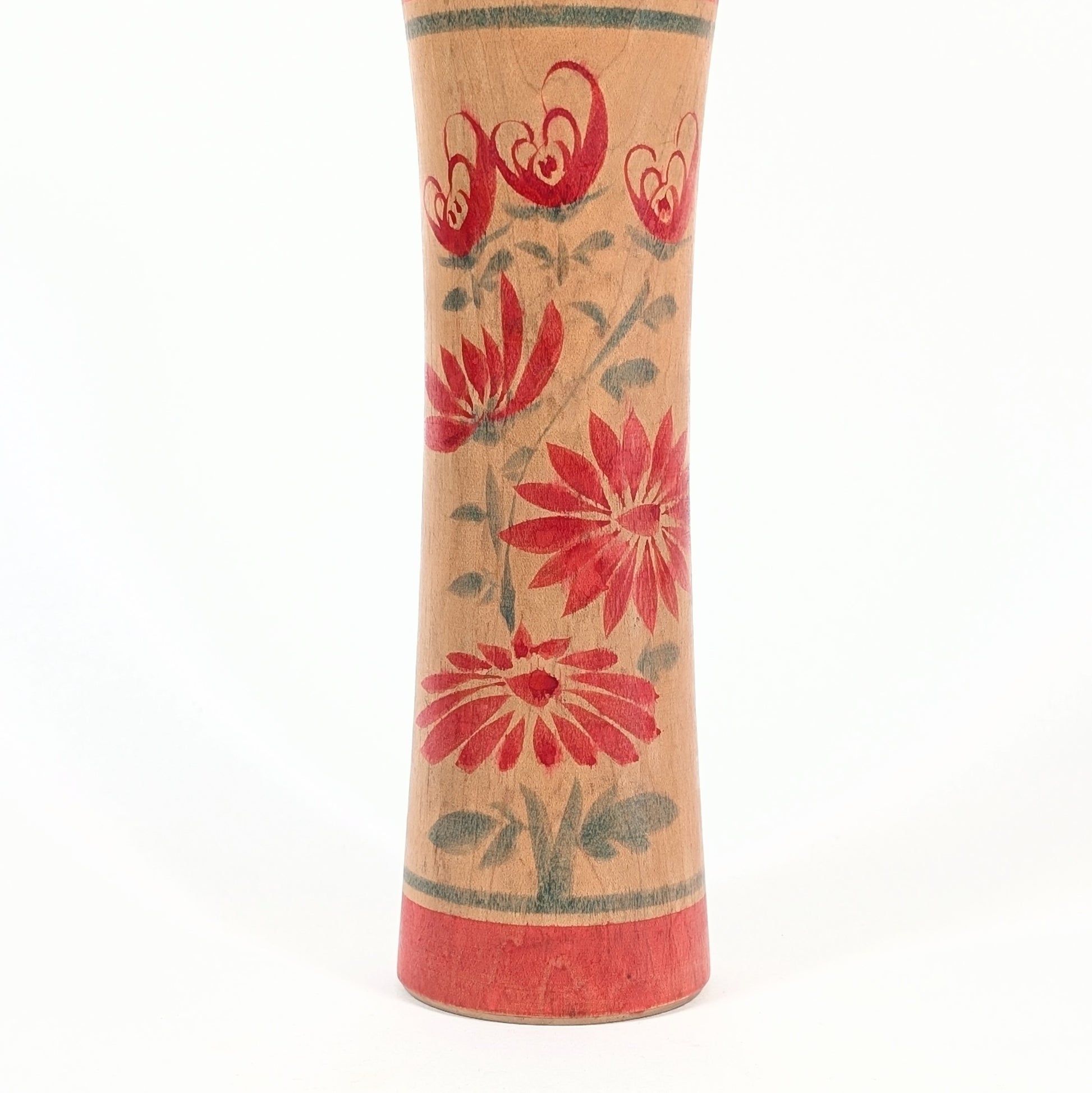 Détail des chrysanthèmes rouges kiku peints à la main sur une kokeshi japonaise en bois style Ginzan Oshin