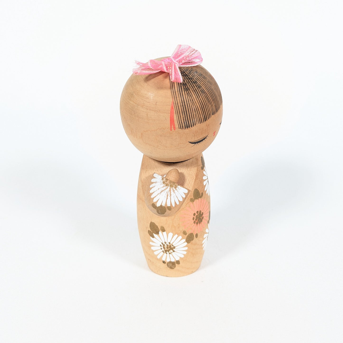 kokeshi de collection d'aoki ryoka motif fleurs japonaises hinagiku marguerite design artiste bois naturel